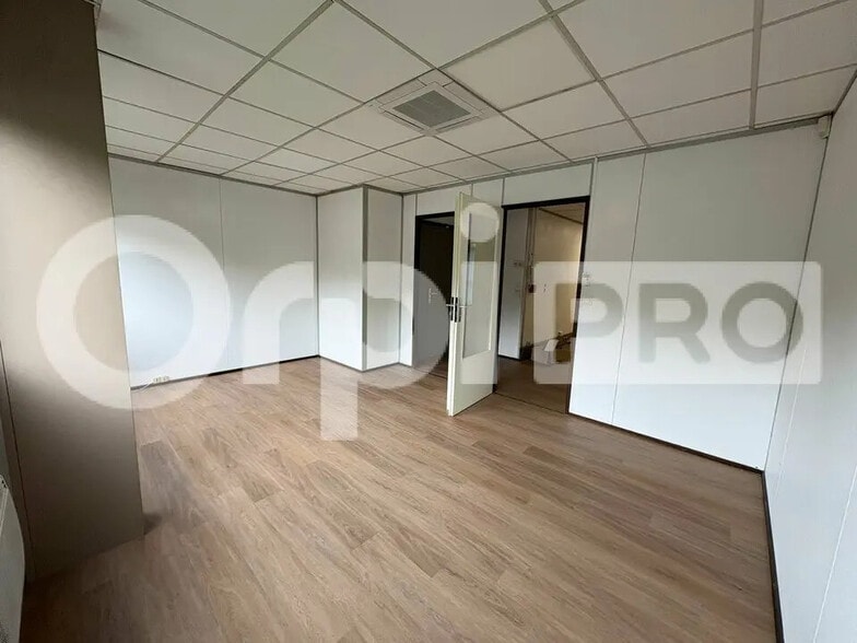 Office in Moissy-Cramayel for lease - Interior Photo - Image 2 of 11