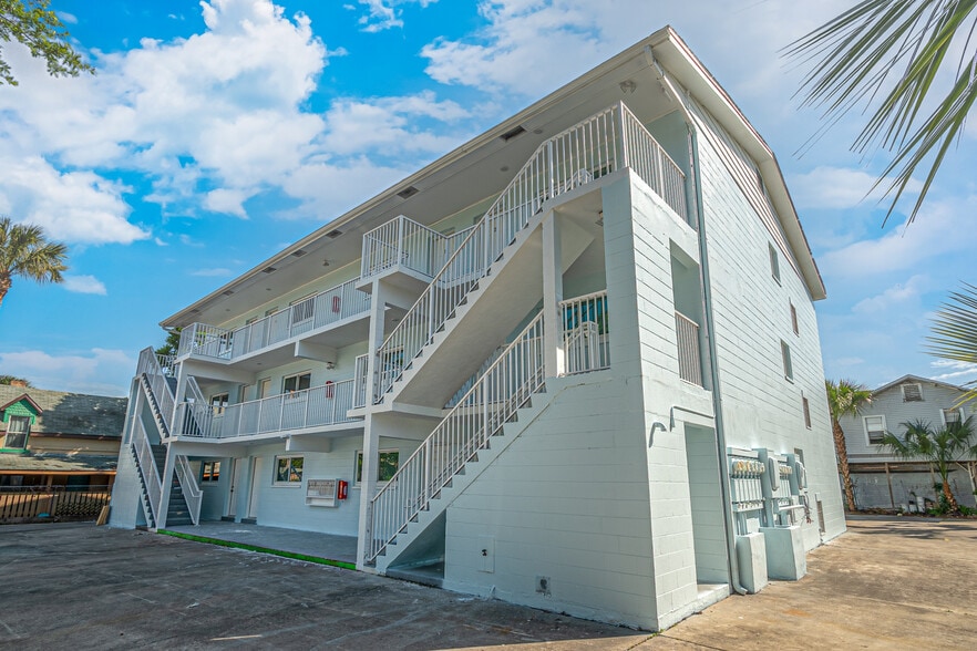 208 N Halifax Ave, Daytona Beach, FL à vendre - Photo du bâtiment - Image 1 de 16