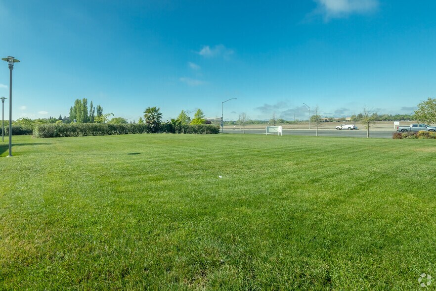 2290 Del Paso Rd, Sacramento, CA à vendre - Photo du bâtiment - Image 3 de 7