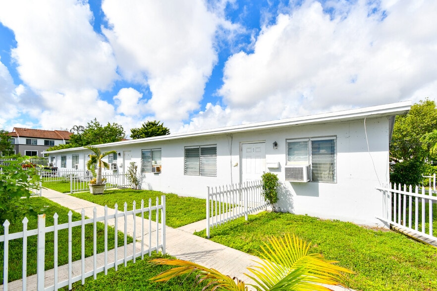 809-813 Northwest 7th Street portfolio of 2 properties for sale on LoopNet.ca - Building Photo - Image 2 of 7