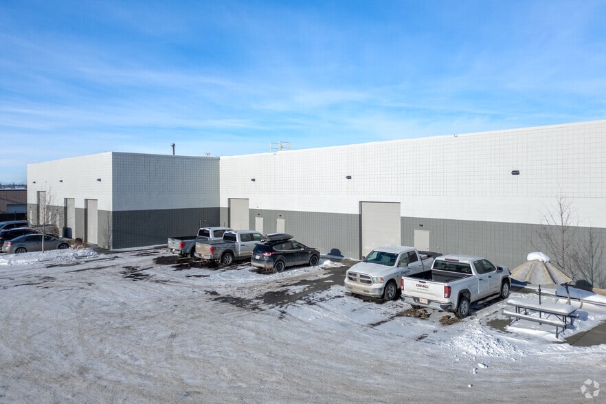 2315 30th Ave NE, Calgary, AB for lease - Building Photo - Image 2 of 3