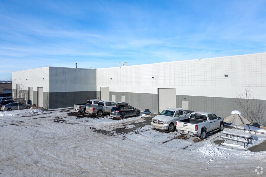 2315 30th Ave NE, Calgary, AB à louer - Photo du bâtiment - Image 2 de 3