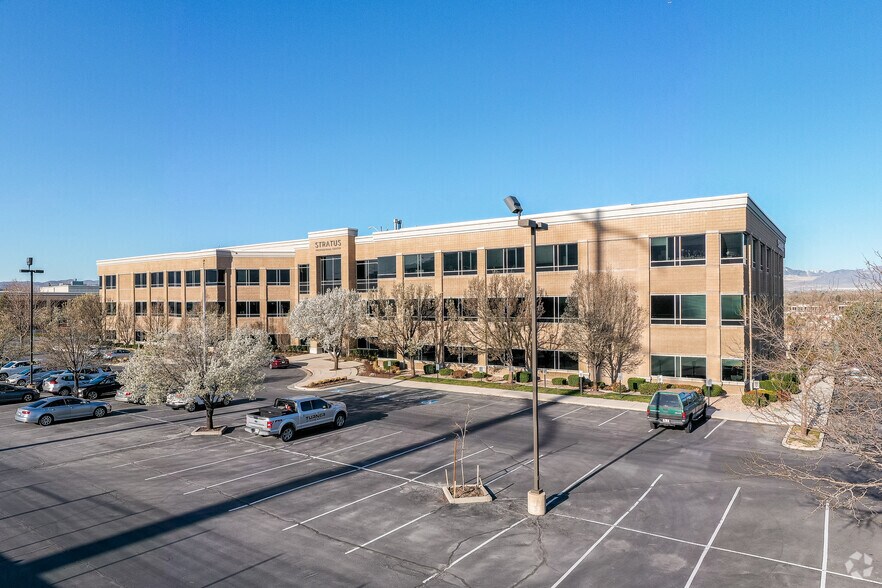 10619 S Jordan Gtwy, South Jordan, UT à louer - Photo du bâtiment - Image 3 de 26