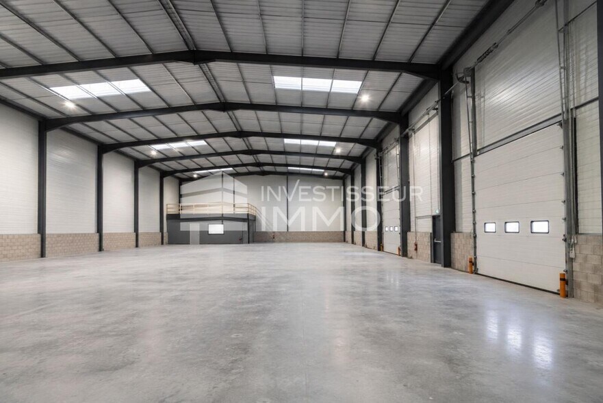 Flex in Combs-la-Ville for lease - Interior Photo - Image 1 of 4