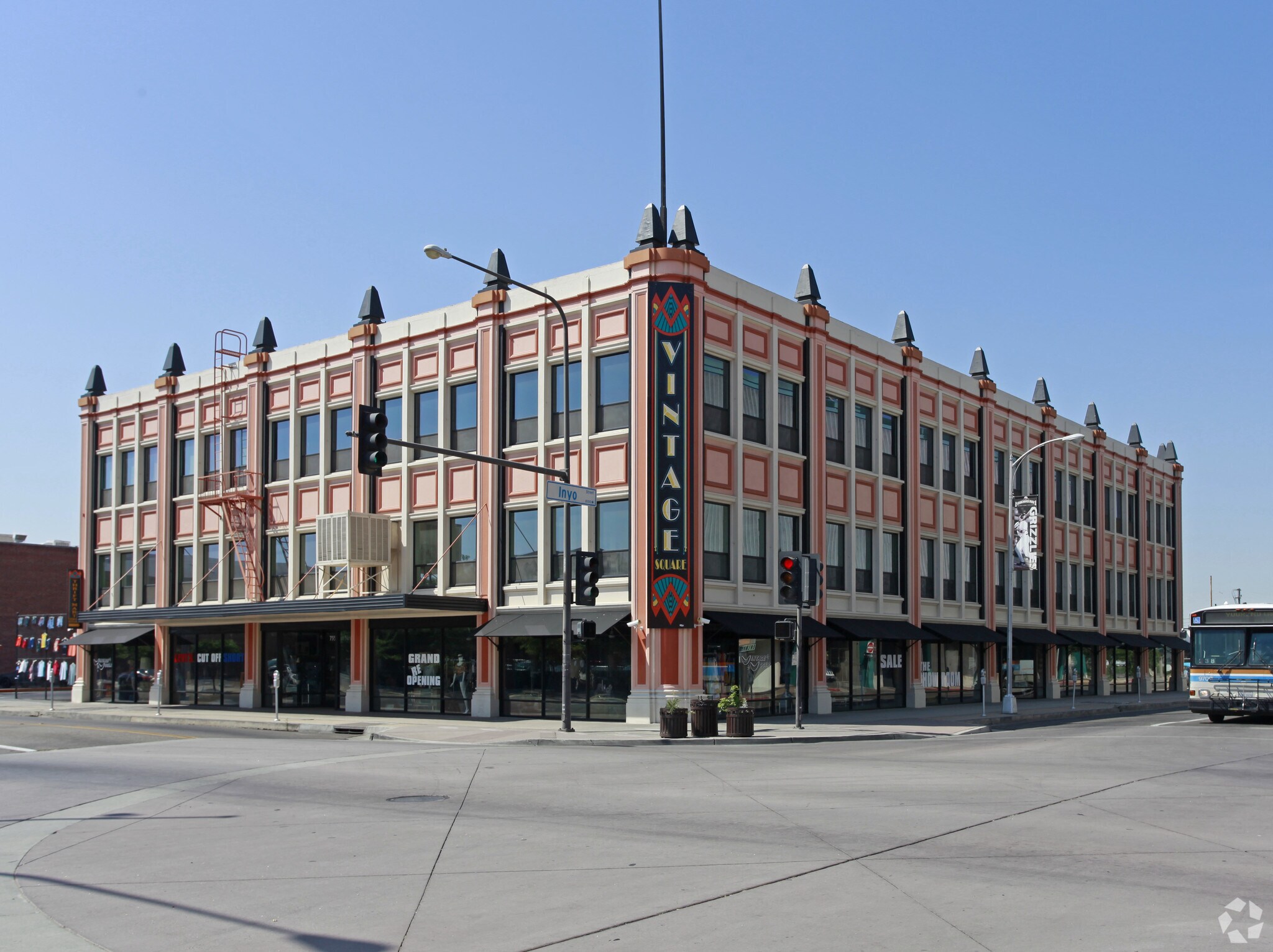755 Van Ness Ave, Fresno, CA à louer Photo du bâtiment- Image 1 de 16