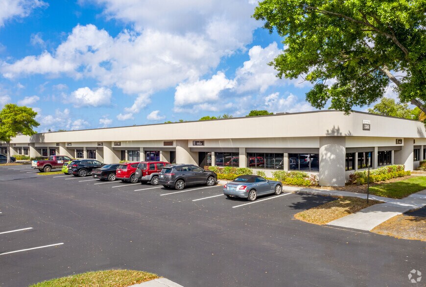 7381 114th Ave, Largo, FL à louer - Photo du bâtiment - Image 3 de 12