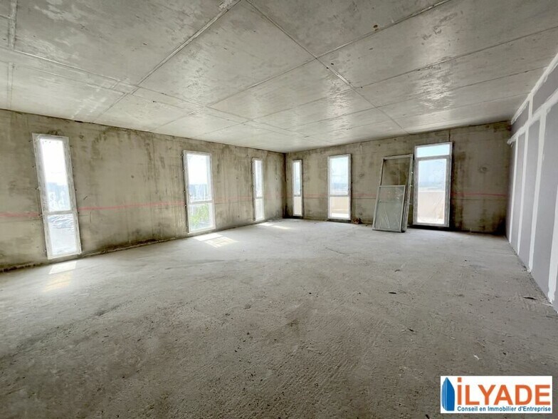 Retail in Manosque for sale - Interior Photo - Image 1 of 10