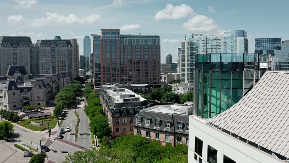 2401 Cedar Springs Rd, Dallas, TX à louer - Vidéo aérienne - Image 2 de 20