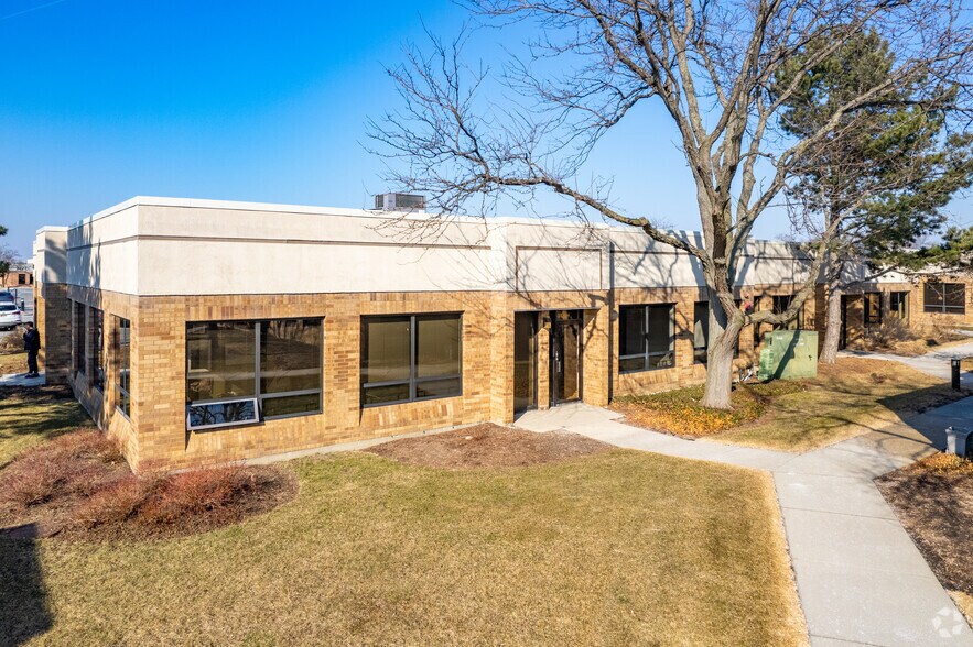 3125 N Wilke Rd, Arlington Heights, IL à vendre - Photo du bâtiment - Image 3 de 8