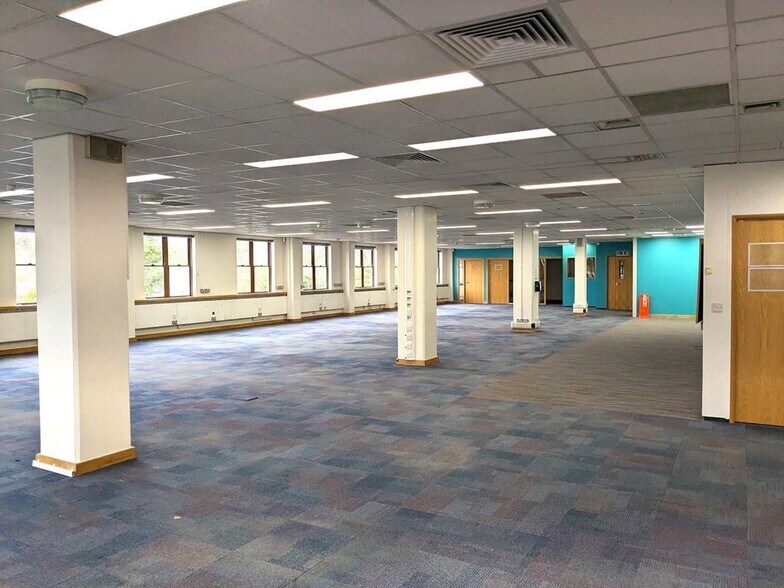 Surrey University Campus, Guildford à louer - Photo du bâtiment - Image 3 de 8