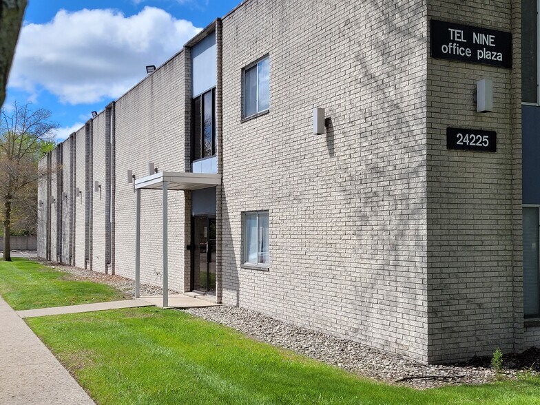 24225 W 9 Mile Rd, Southfield, MI à louer - Photo du bâtiment - Image 1 de 12