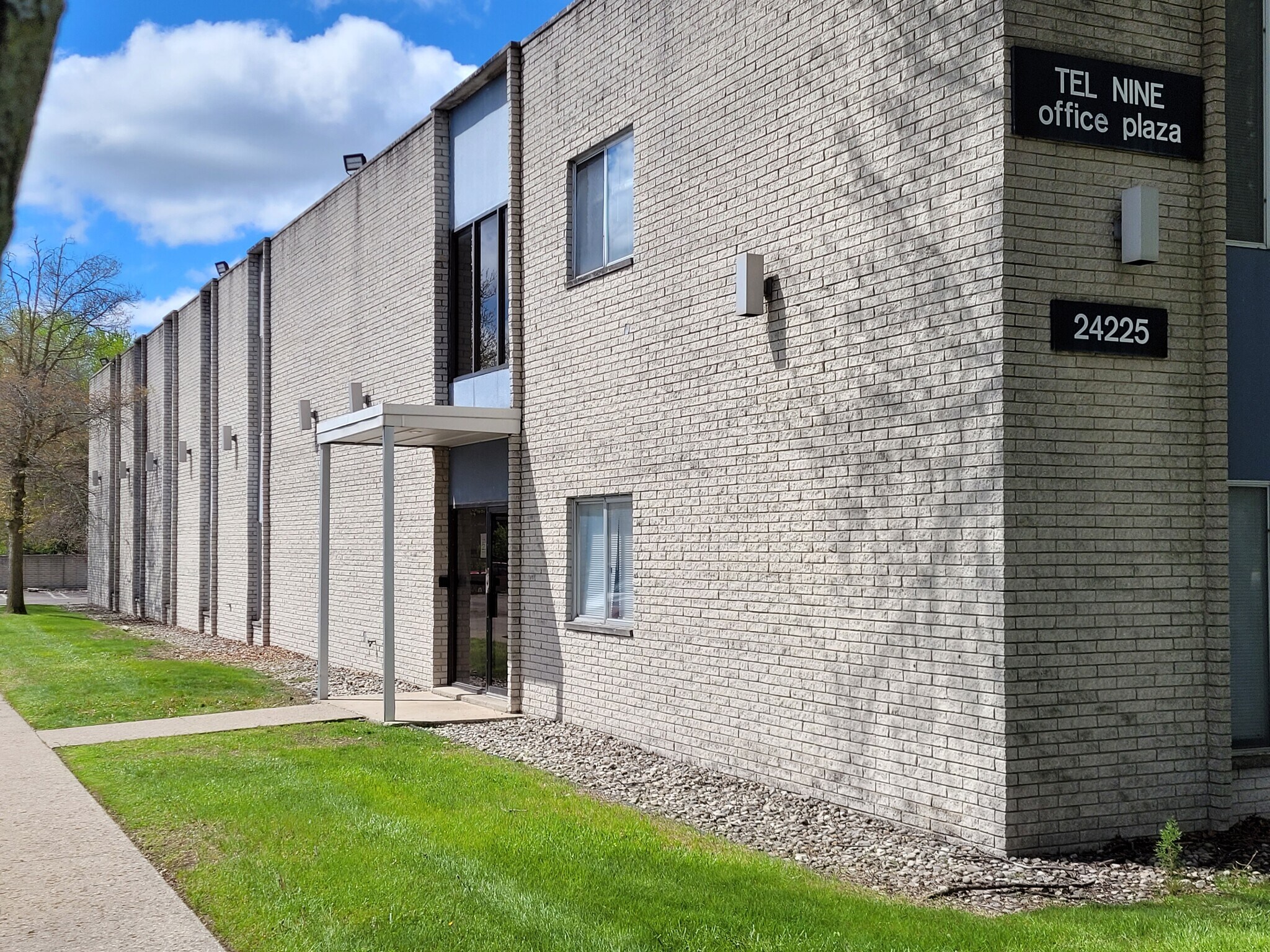24225 W 9 Mile Rd, Southfield, MI à louer Photo du bâtiment- Image 1 de 13