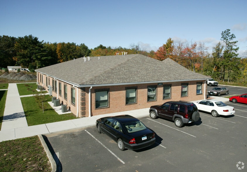 641 Clark Rd, Bristol, CT à vendre - Photo du bâtiment - Image 2 de 2