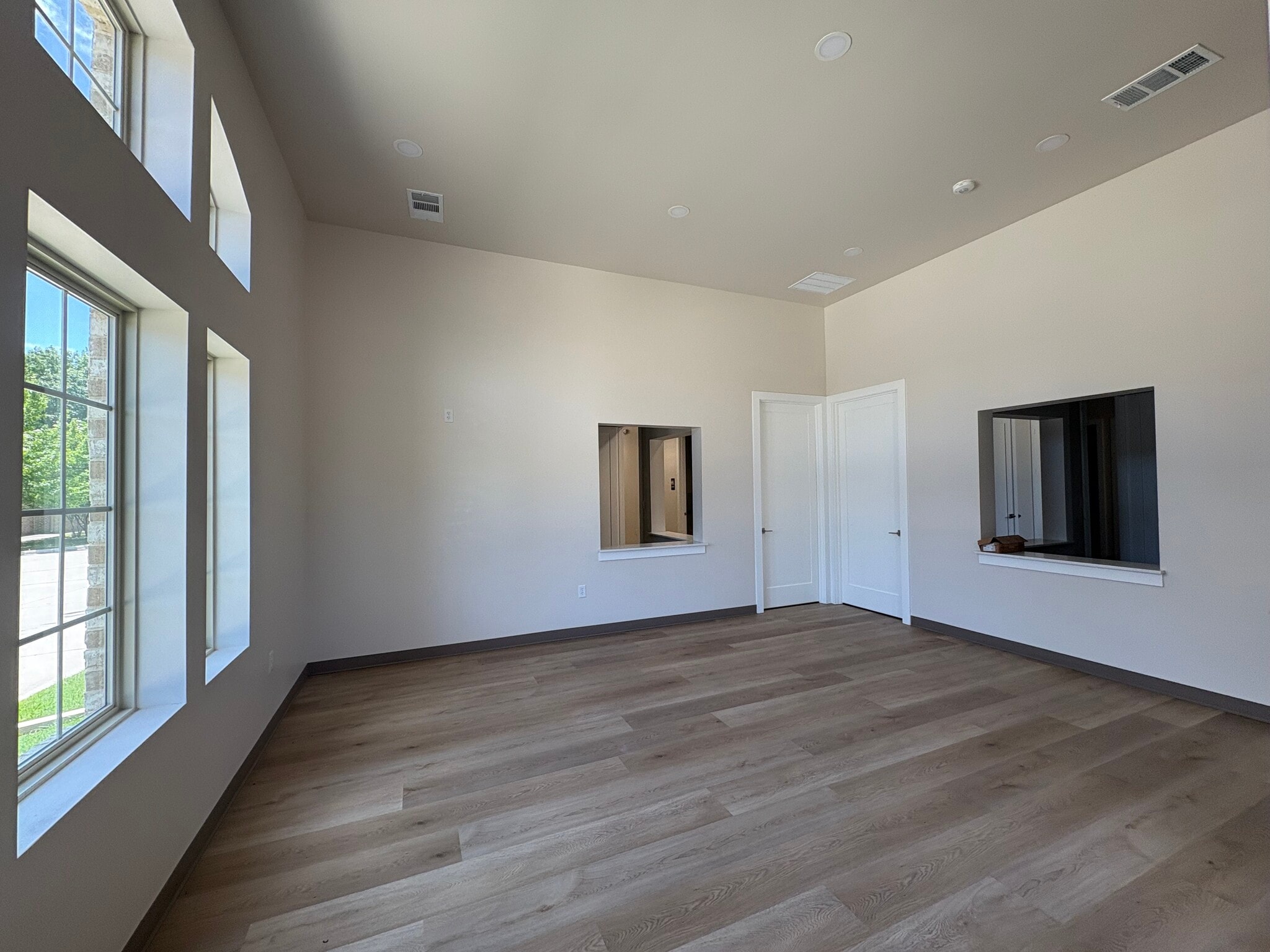 528 E Pleasant Run Rd, DeSoto, TX for lease Interior Photo- Image 1 of 6