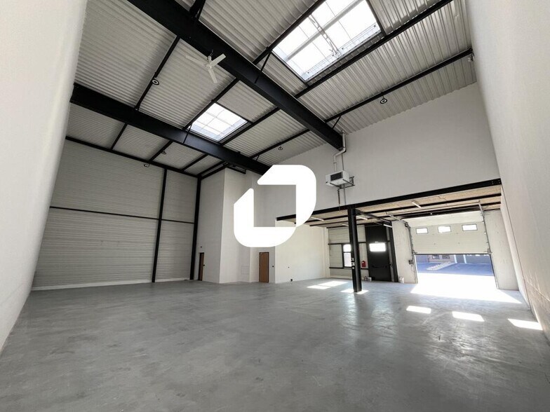 Flex in Saint-Priest for lease - Building Photo - Image 1 of 48