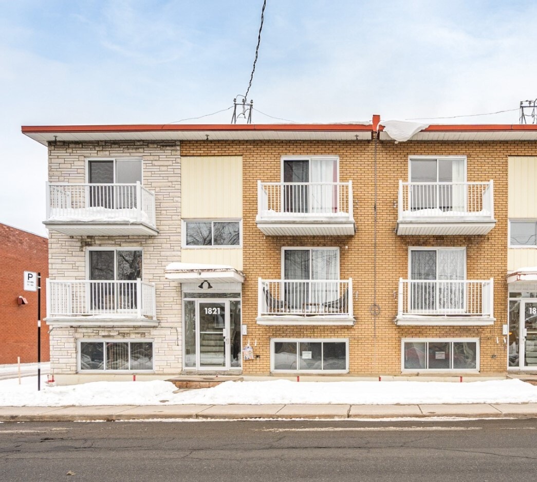 1821 Rue Sainte-Hélène, Longueuil, QC for sale Primary Photo- Image 1 of 1