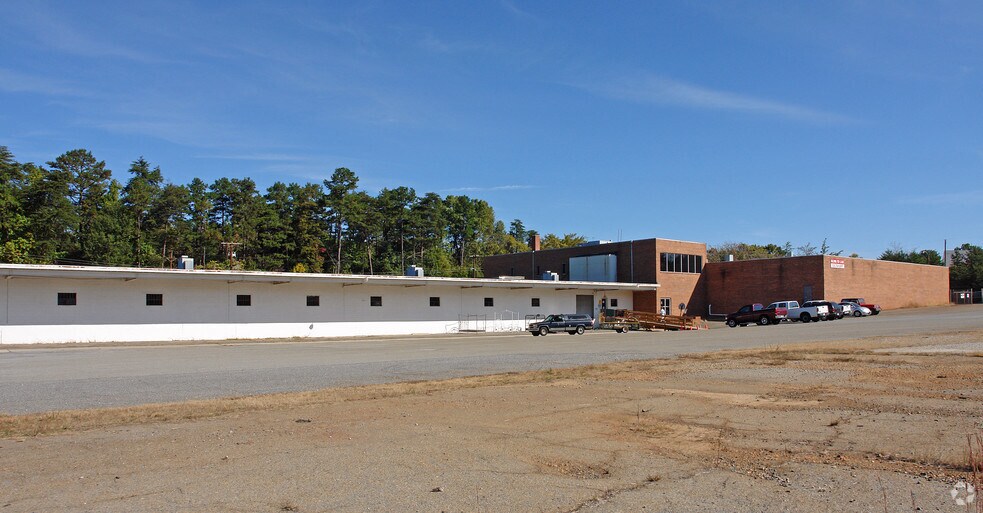 535 E Clemmonsville Rd, Winston-Salem, NC à louer - Photo du bâtiment - Image 1 de 6