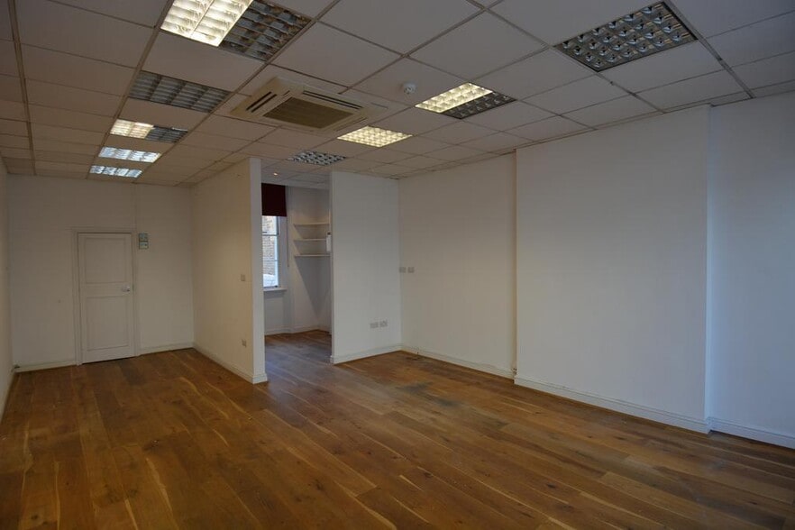 31-33 Moreton St, London for lease - Building Photo - Image 2 of 10