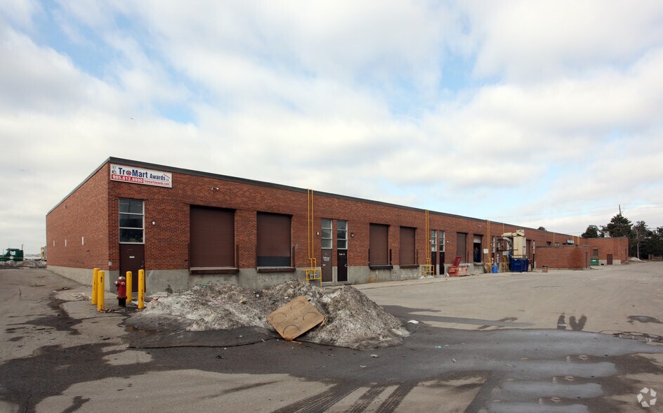 2460 Anson Dr, Mississauga, ON à louer - Photo du bâtiment - Image 3 de 4