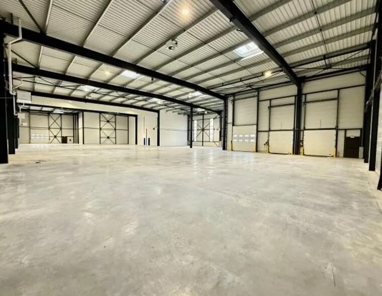 Office in Trappes for lease - Building Photo - Image 2 of 19