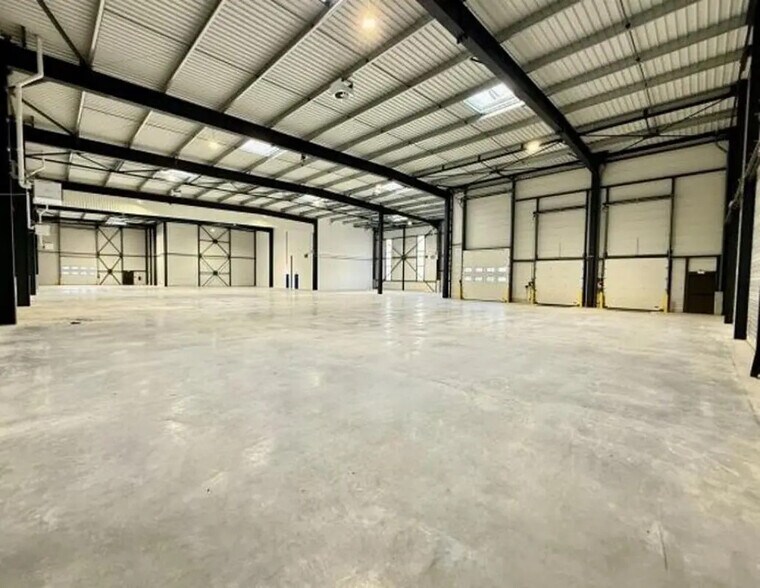 Bureau dans Trappes à louer - Photo du bâtiment - Image 2 de 19