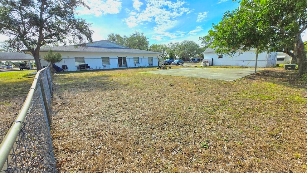 1803 57th Ave W, Bradenton, FL à louer - Photo du bâtiment - Image 3 de 10