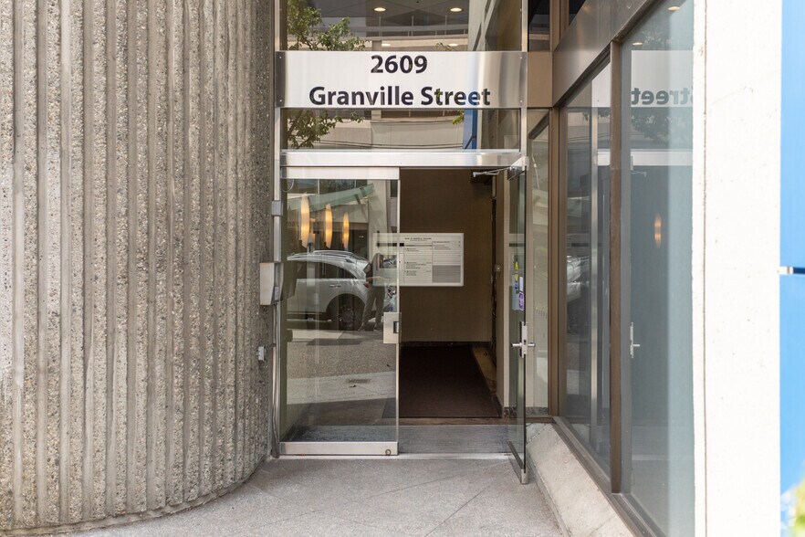 2609 Granville St, Vancouver, BC à louer - Photo du bâtiment - Image 2 de 3
