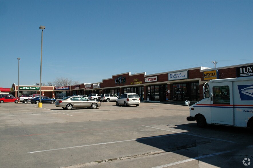 251 SW Wilshire Blvd, Burleson, TX à louer - Photo du bâtiment - Image 3 de 14