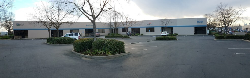 9731 Dino Dr, Elk Grove, CA à louer - Photo du bâtiment - Image 3 de 3