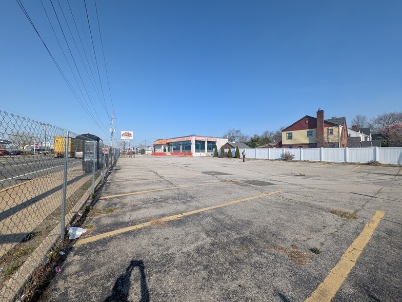 564 Hempstead Tpke, West Hempstead, NY à vendre - Photo du bâtiment - Image 2 de 2