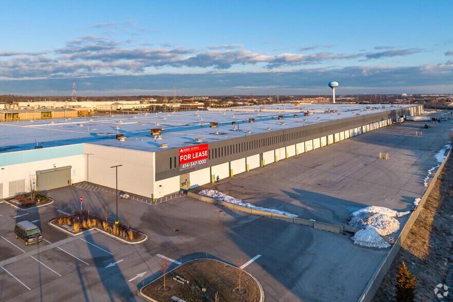 11800 W Burleigh St, Wauwatosa, WI à louer - Photo du bâtiment - Image 3 de 13