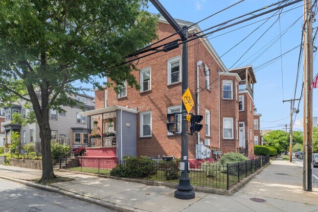 Plus de détails pour 64-66 Pitman St, Providence, RI - Multi-résidentiel à vendre