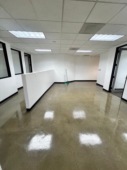5900 Canoga Ave, Woodland Hills, CA à louer - Photo du bâtiment - Image 2 de 10