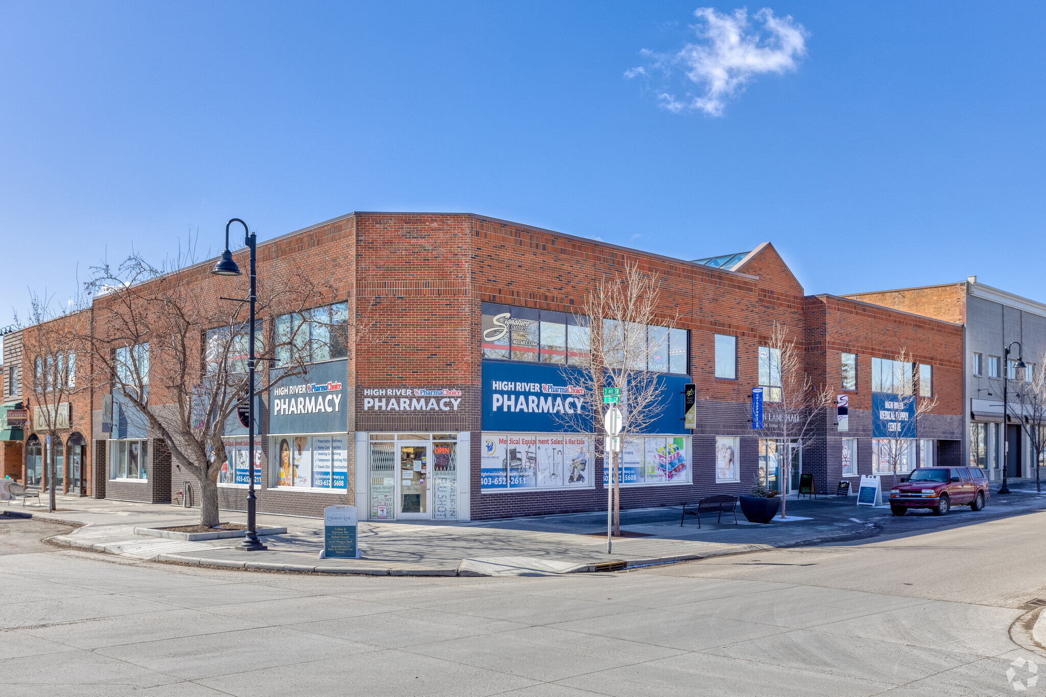 103 3rd Ave W, High River, AB à louer Photo principale- Image 1 de 12