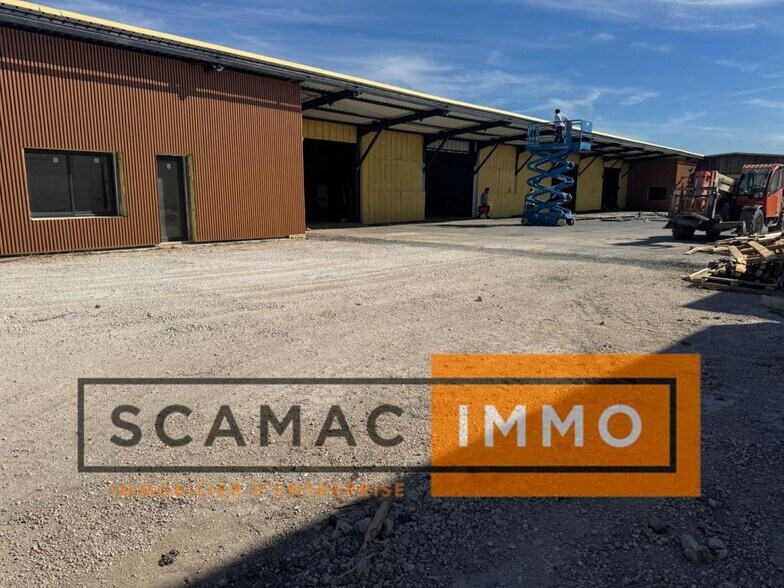 Industrial in Vitrolles for lease - Building Photo - Image 1 of 8
