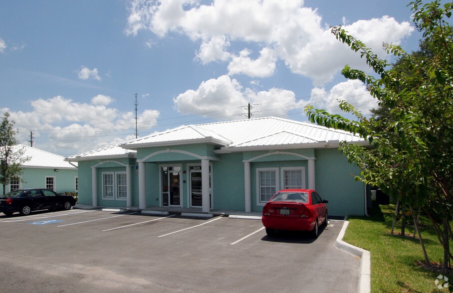 3403-3415 Magic Oak Ln, Sarasota, FL for lease - Primary Photo - Image 1 of 11