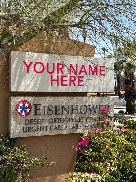 111 S Sunrise Way, Palm Springs, CA à louer - Photo du bâtiment - Image 2 de 2