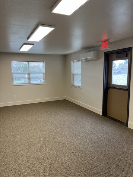 750 W 10th Ave, Junction City, OR for lease - Primary Photo - Image 1 of 12