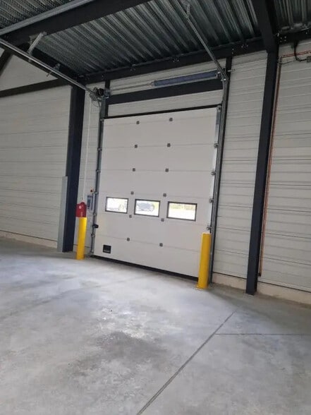 Flex in Pontoise for lease - Building Photo - Image 2 of 11