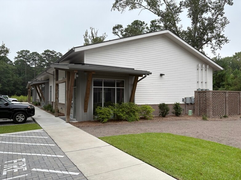 2947 Maybank Hwy, Johns Island, SC à louer - Photo du bâtiment - Image 2 de 5