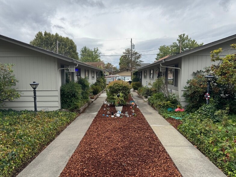 305 NE C St, Grants Pass, OR for sale - Building Photo - Image 3 of 9