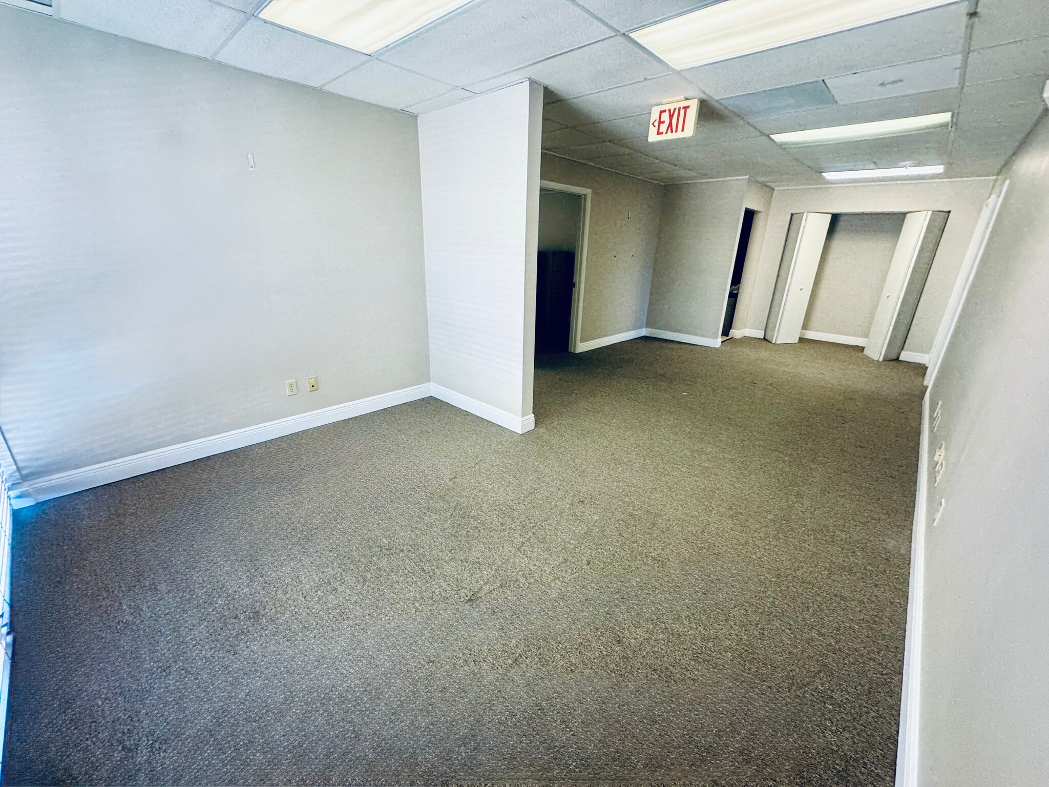 2810 E Oakland Park Blvd, Fort Lauderdale, FL à louer Photo intérieure- Image 1 de 25