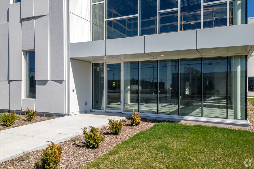 7300 Ch De La Côte-De-Liesse, Saint-Laurent, QC à louer - Photo du bâtiment - Image 3 de 5
