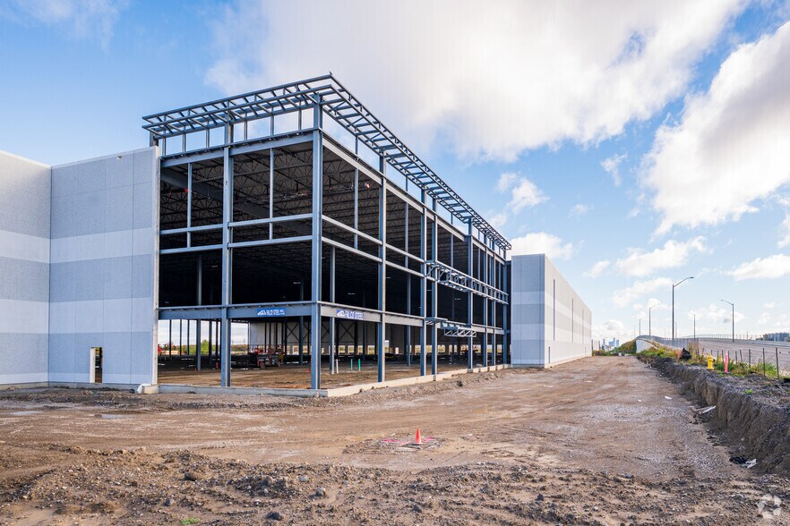 350 Zenway Blvd, Vaughan, ON à louer - Photo du bâtiment - Image 2 de 13
