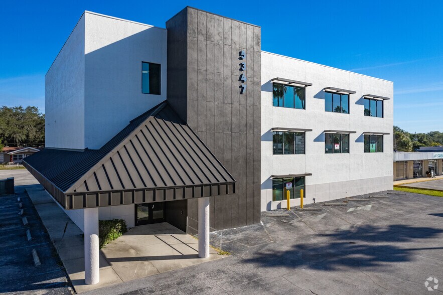 5347 Main St, New Port Richey, FL à louer - Photo du bâtiment - Image 1 de 6