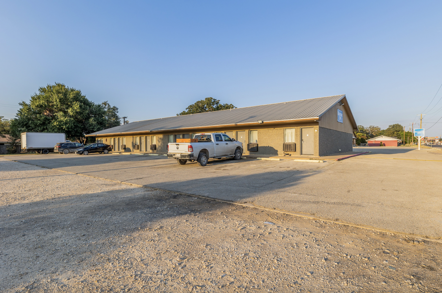 1200 W Cameron Ave, Rockdale, TX à vendre - Photo du bâtiment - Image 3 de 12