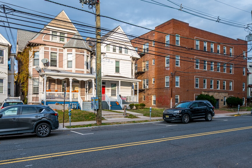 93 Easton Ave, New Brunswick, NJ à vendre - Photo du bâtiment - Image 3 de 56