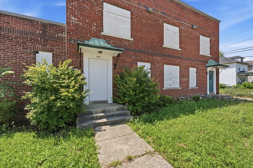 2575 Cleveland Ave, Columbus, OH for sale - Building Photo - Image 2 of 19