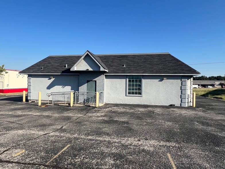 1800 W Pioneer Pky, Arlington, TX for lease - Building Photo - Image 2 of 10