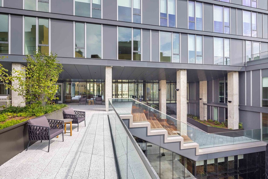 163-05 Archer Ave, Jamaica, NY for lease - Building Photo - Image 3 of 10